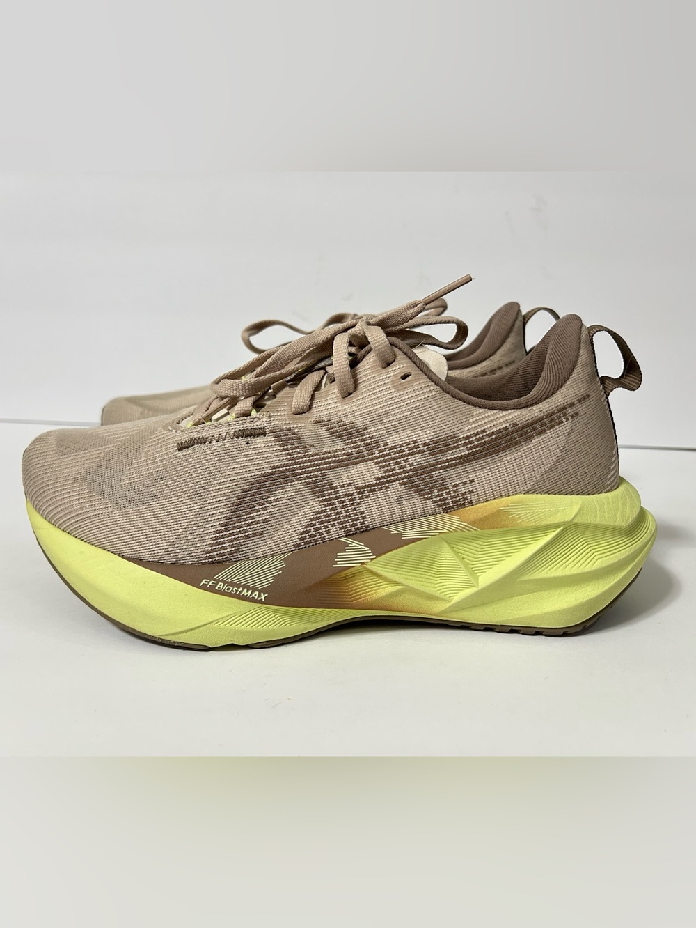Asics Novablast 5 Taupe Gray Women Sz 7 Athletic Running Walking Shoes Sneakers